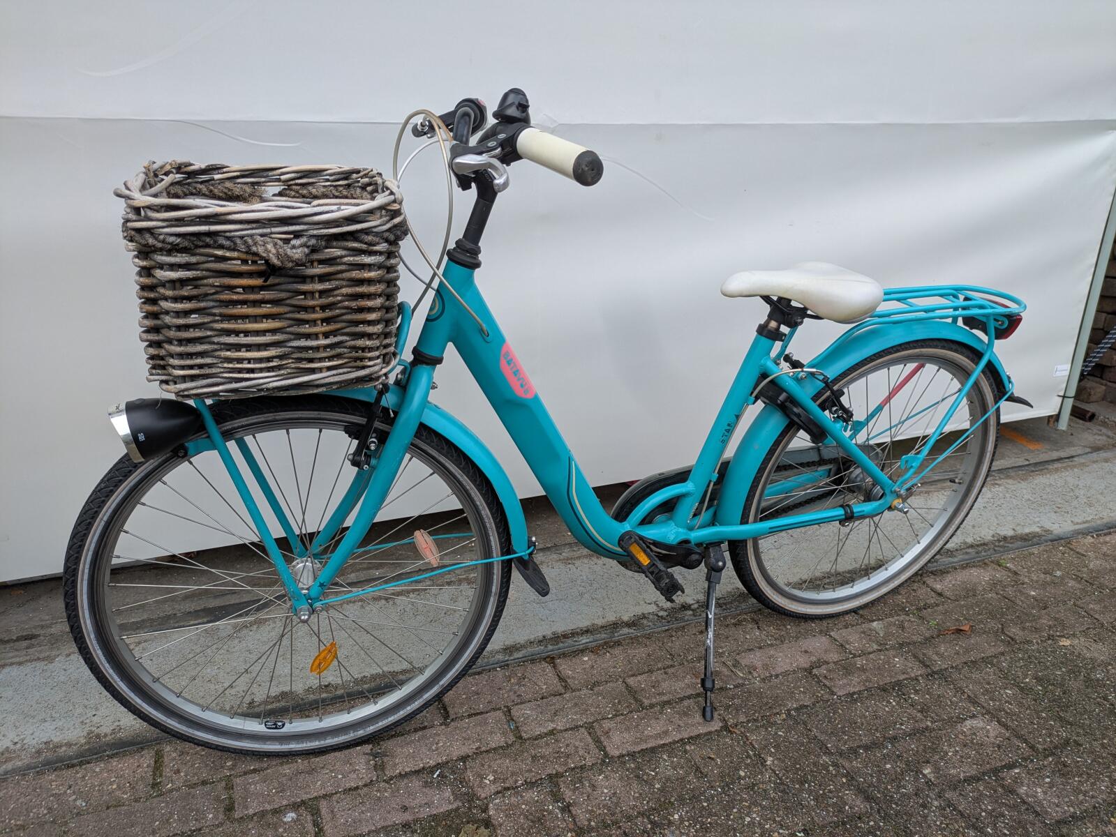24 inch Batavus Star met 3 versnellingen en een voordrager. (4)