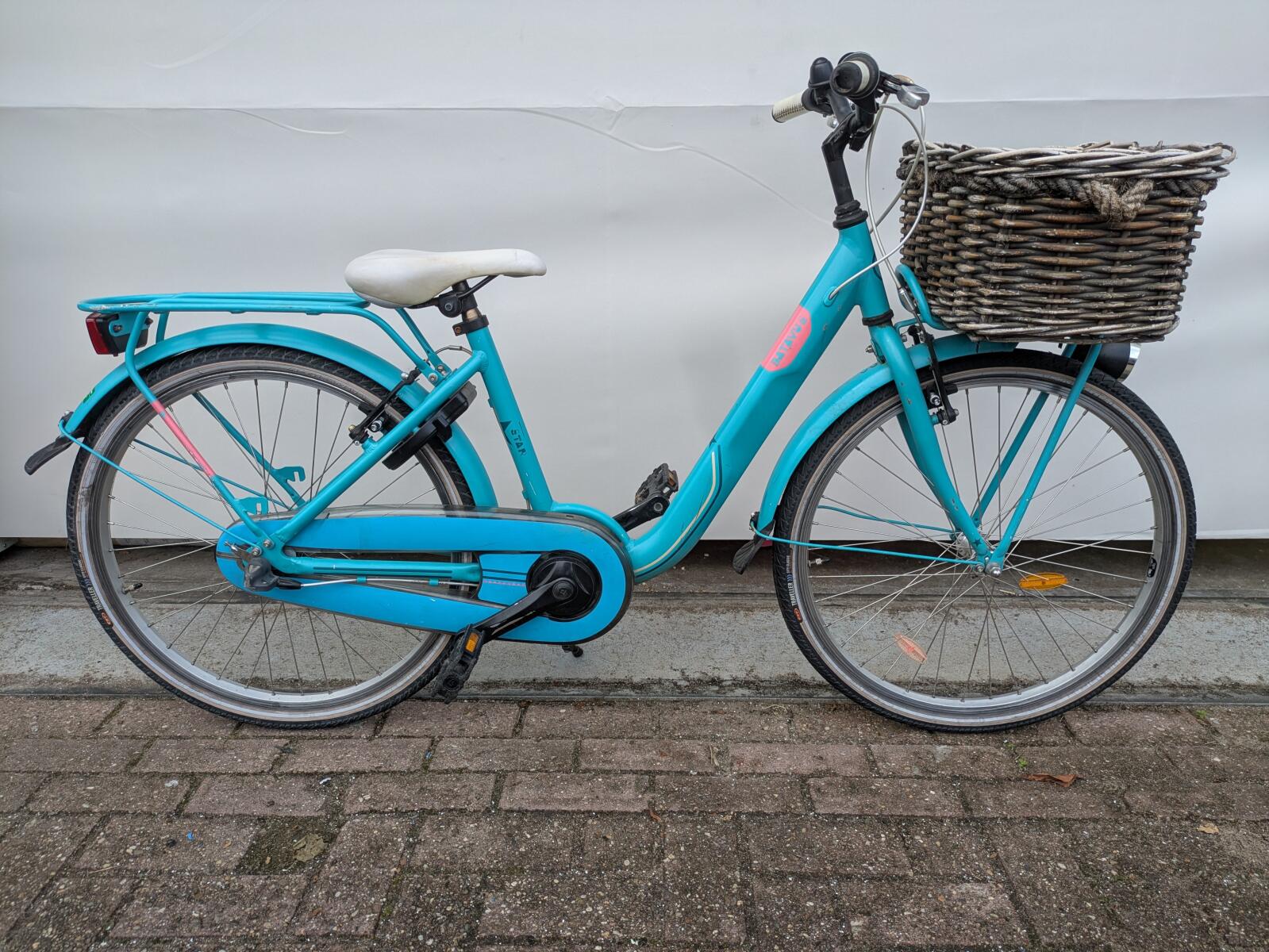 24 inch Batavus Star met 3 versnellingen en een voordrager.