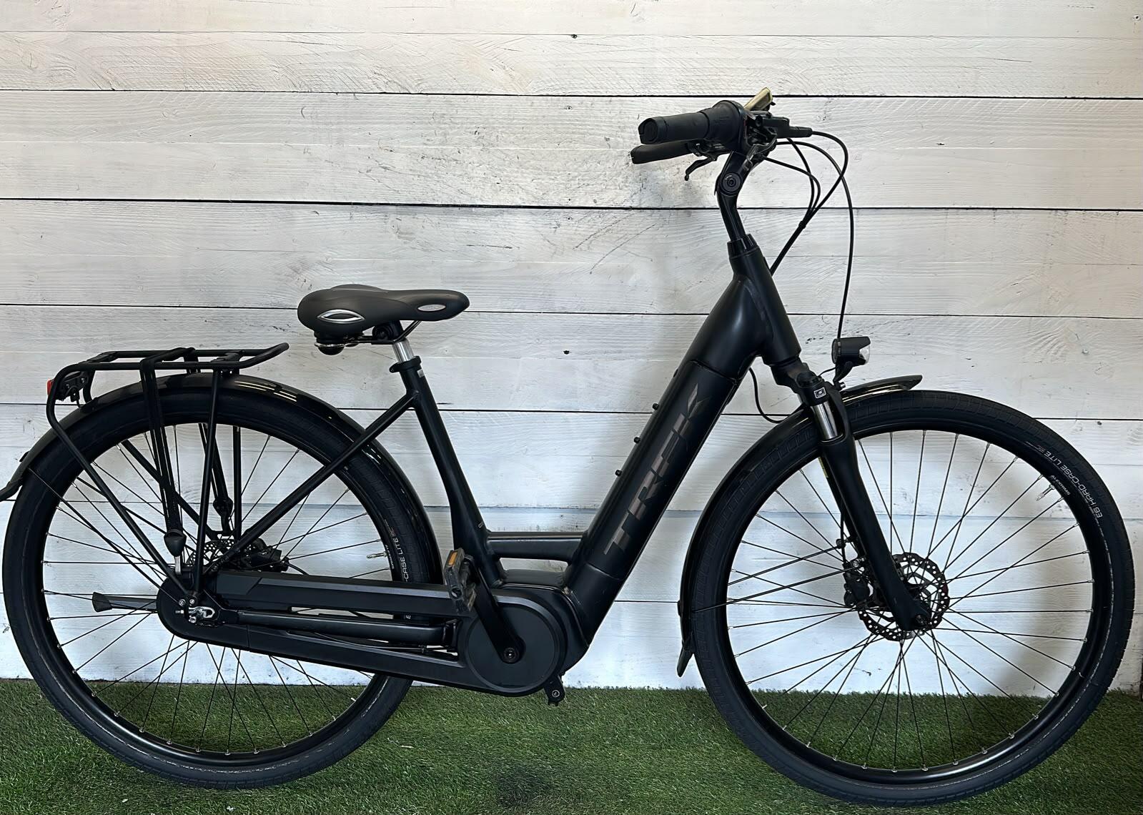 Trek electric city bike 400Wh, black