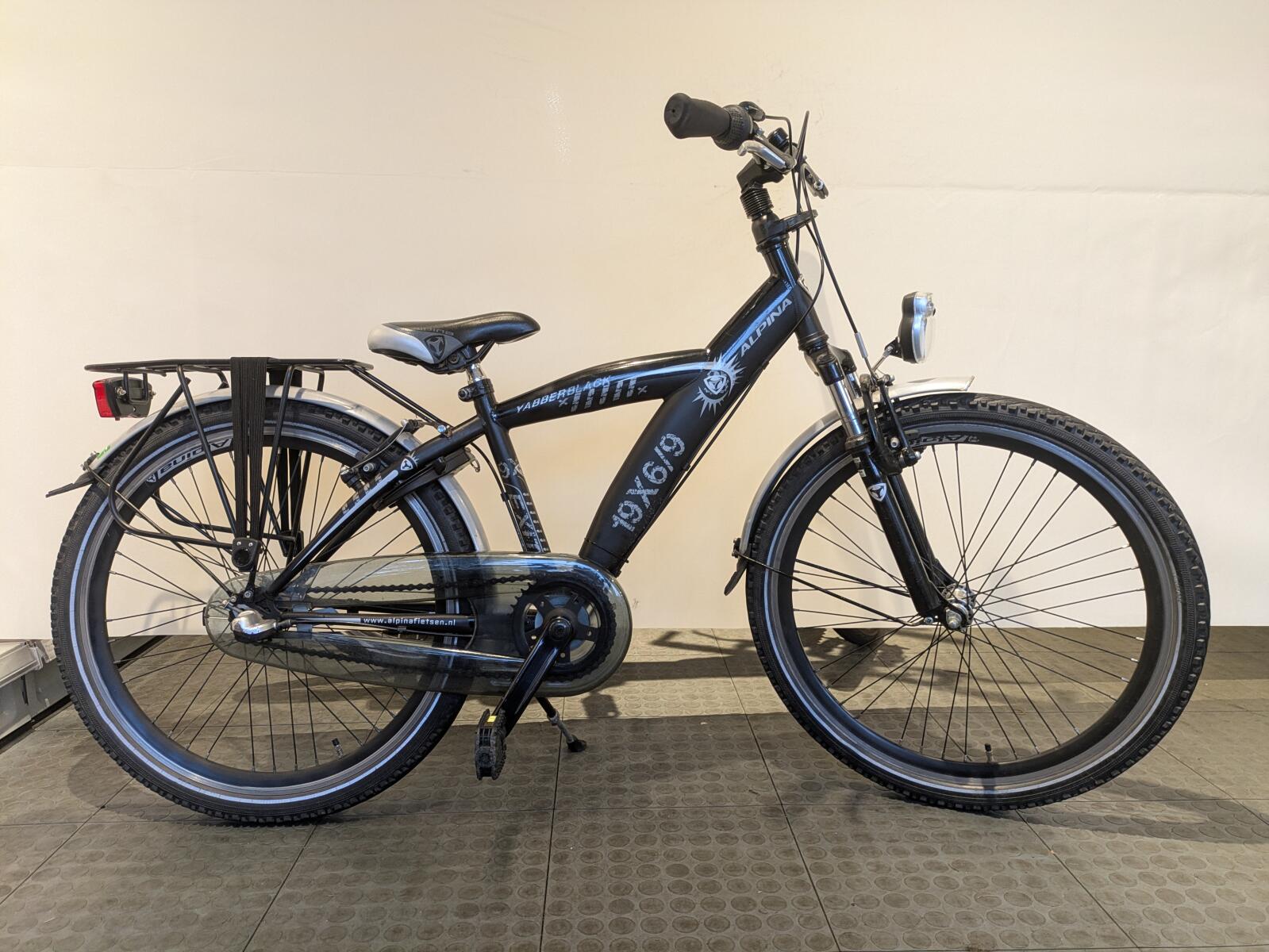 24 inch Alpina Yabber met 3 versnellingen.