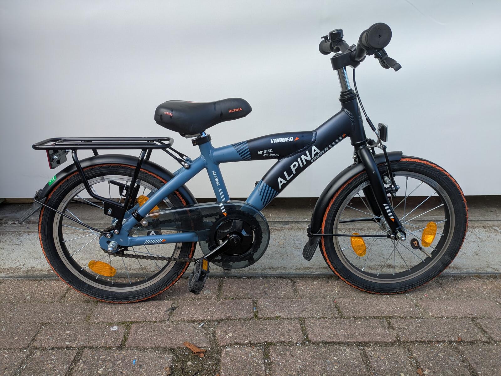 16 inch Alpina Yabber met 1 handrem en een terugtraprem.