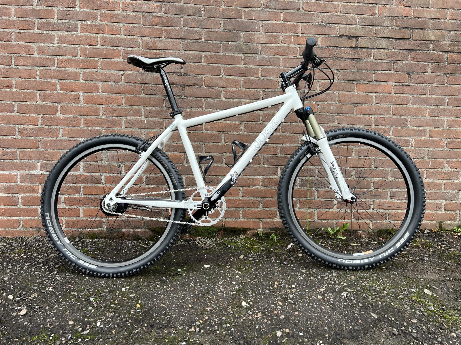 White idworx Mountain Rohler with a Rohloff gear hub