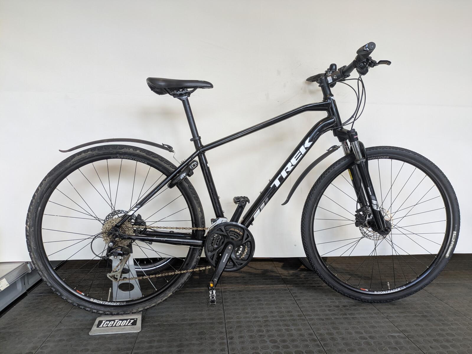 28 inch Trek Dual Sport 3 met 27 versnellingen.