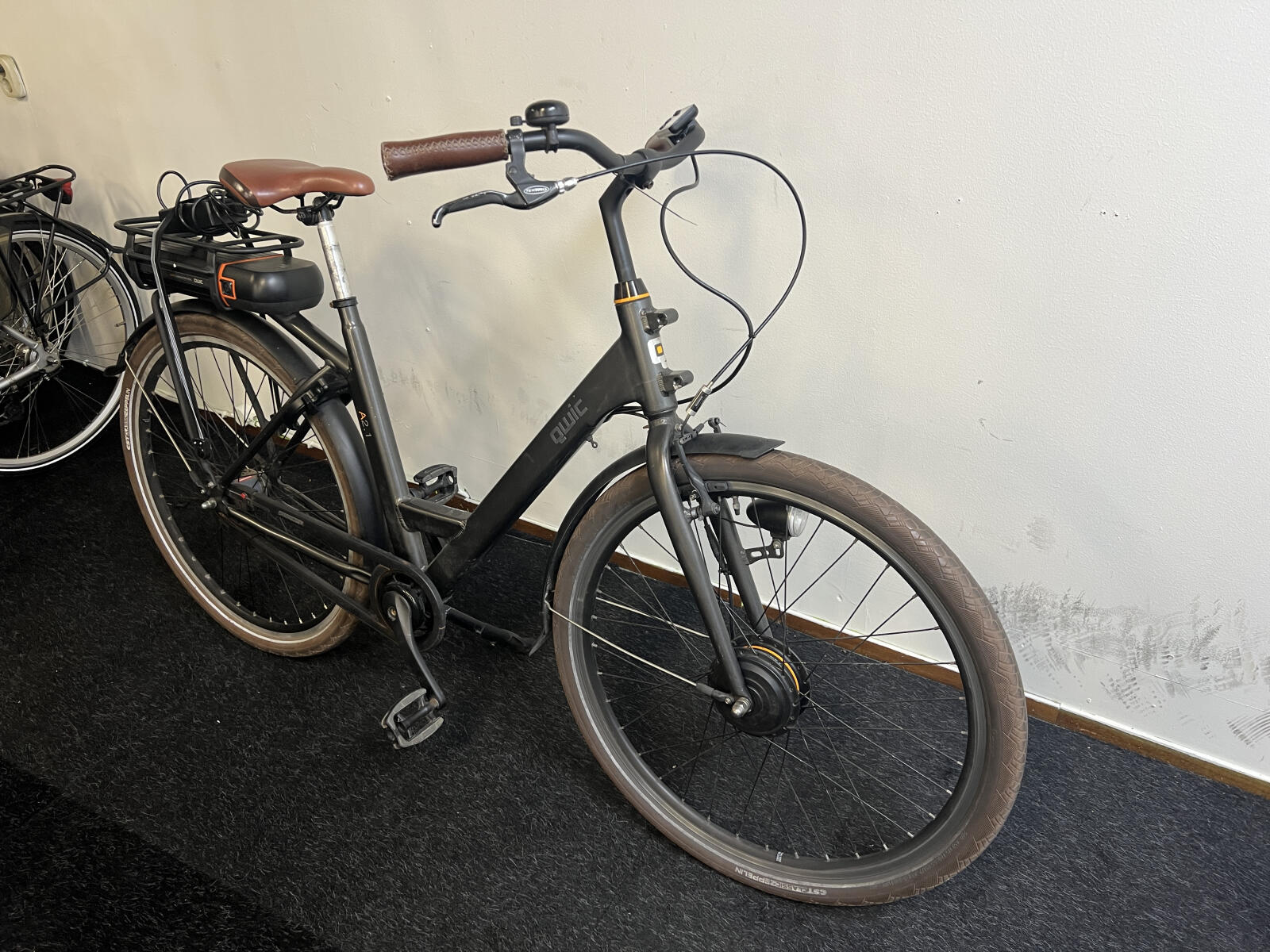 Grey Qwic A2.1 city bike (3)