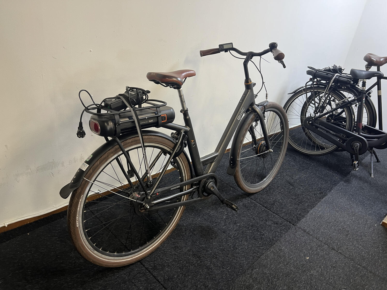 Grey Qwic A2.1 city bike (4)