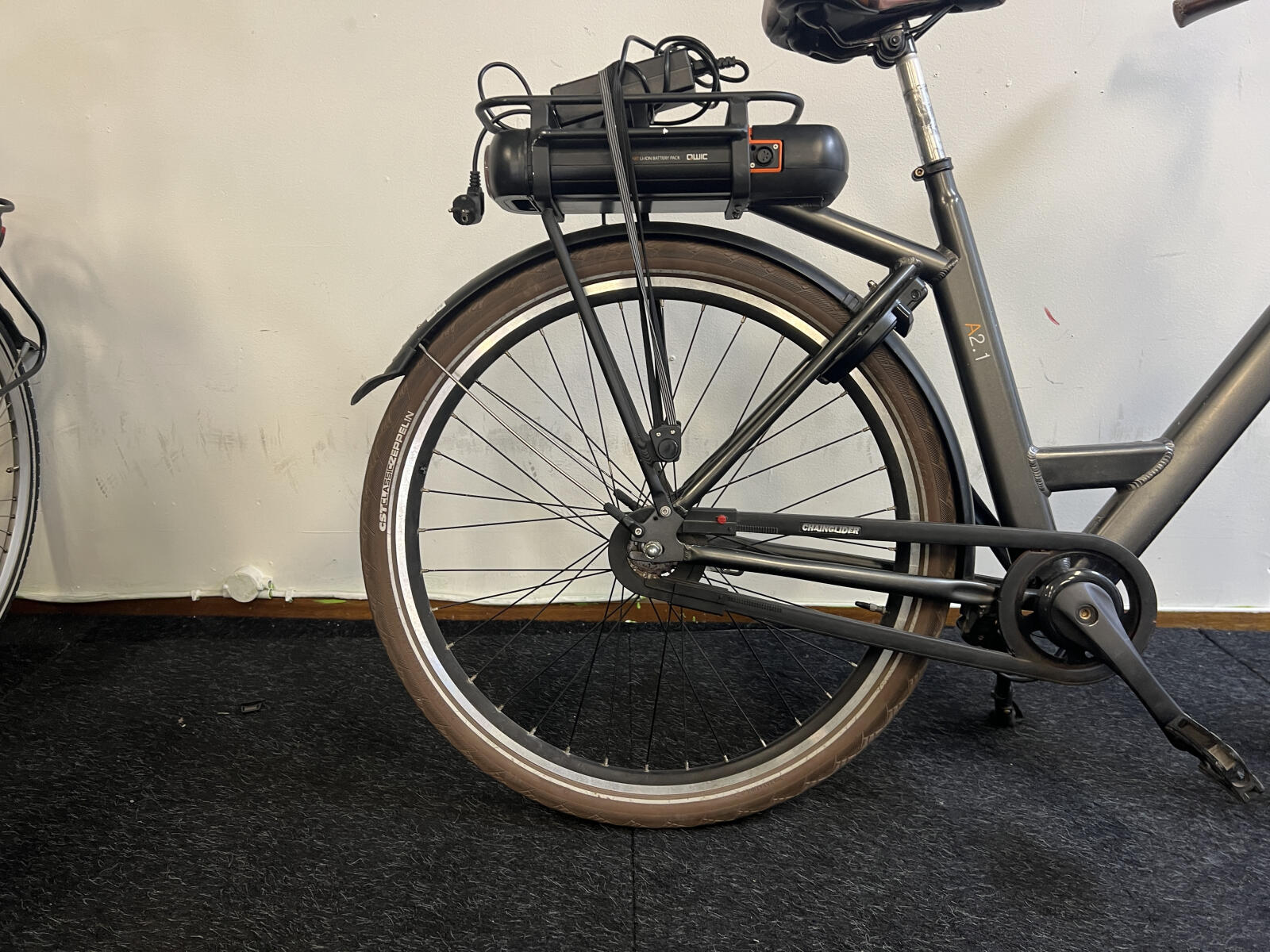 Grey Qwic A2.1 city bike (5)