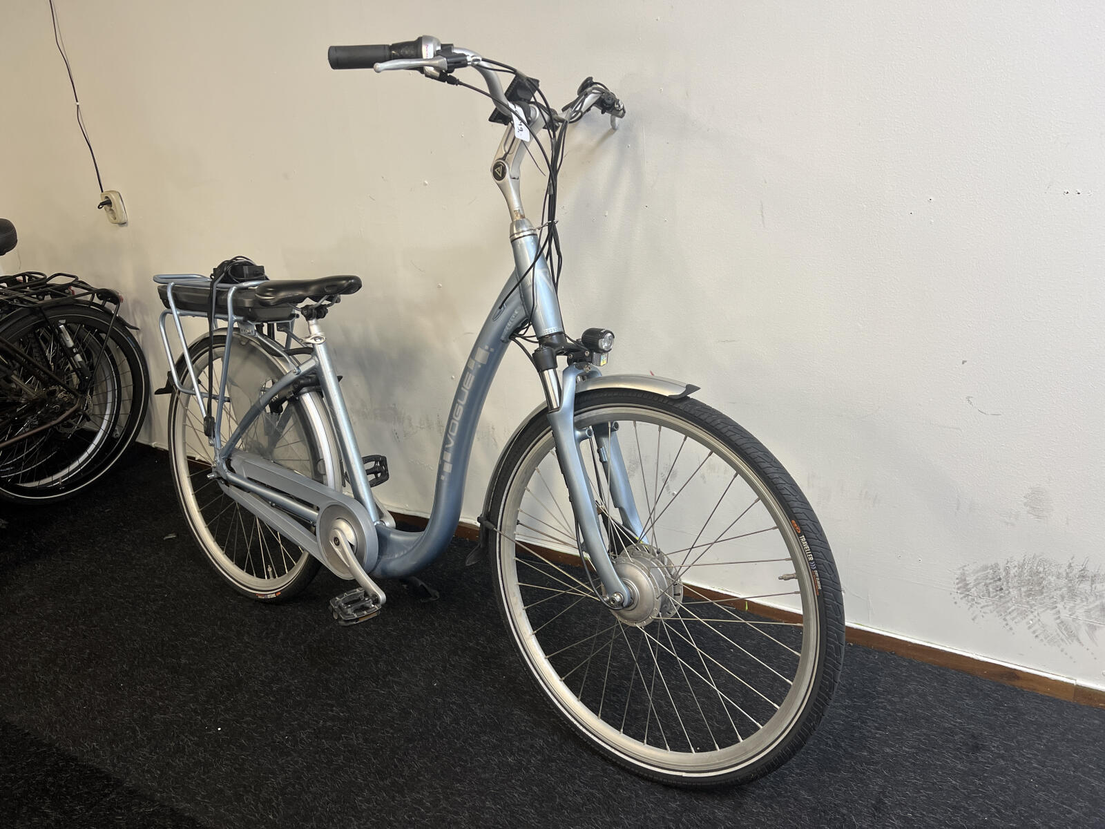 Grey Vogue city e-bike (3)