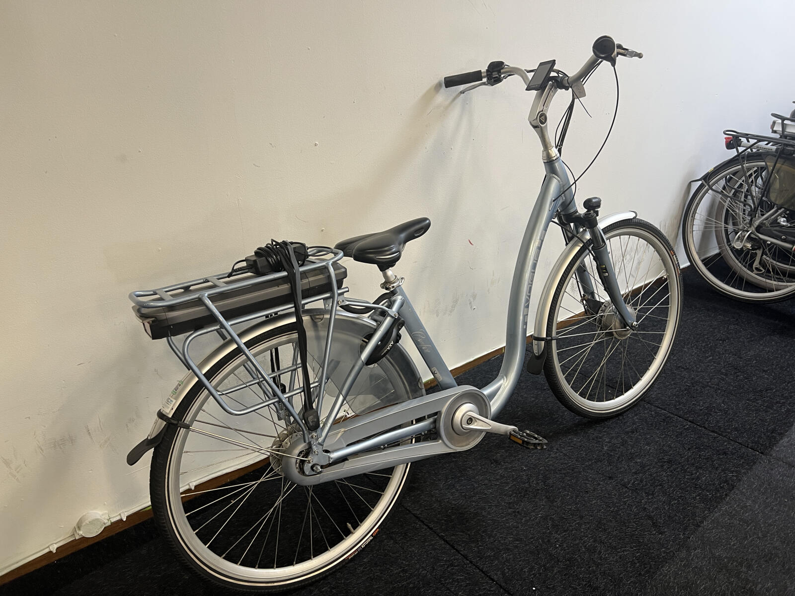 Grey Vogue city e-bike (4)