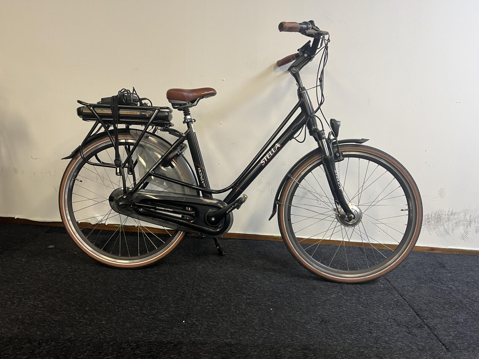 Black Stella Vincenza city e-bike