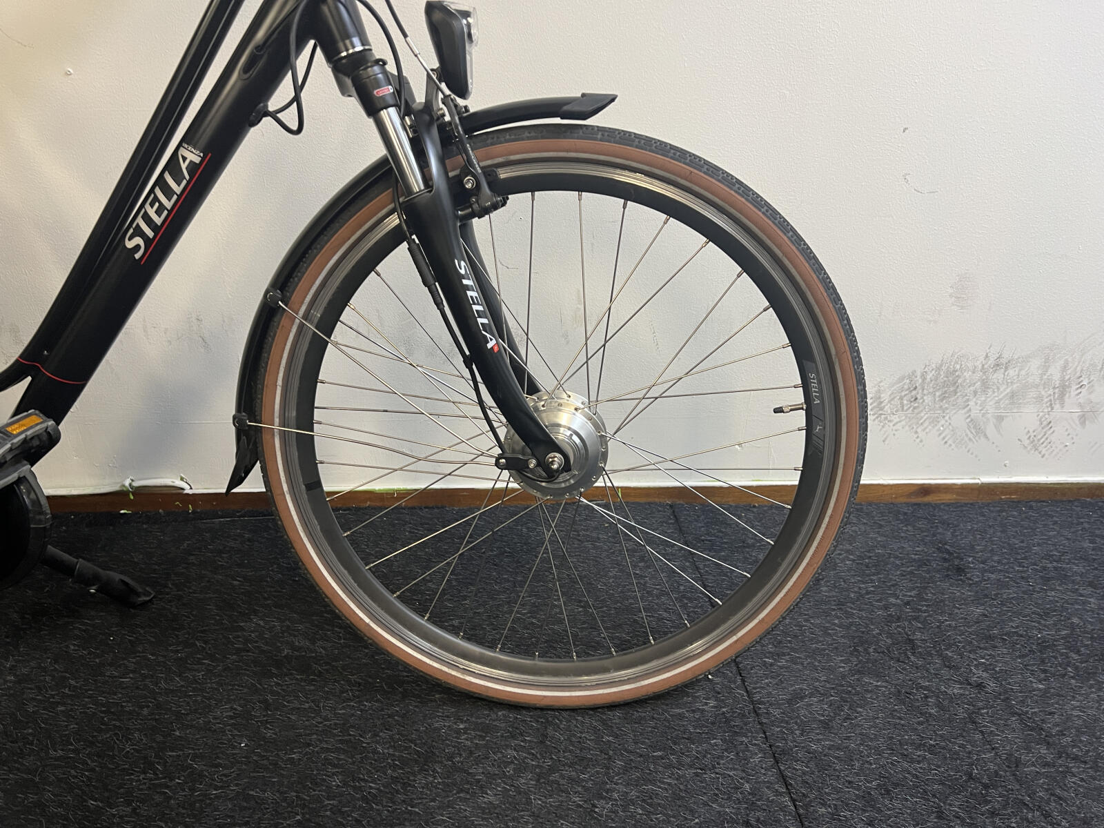 Black Stella Vincenza city e-bike (5)