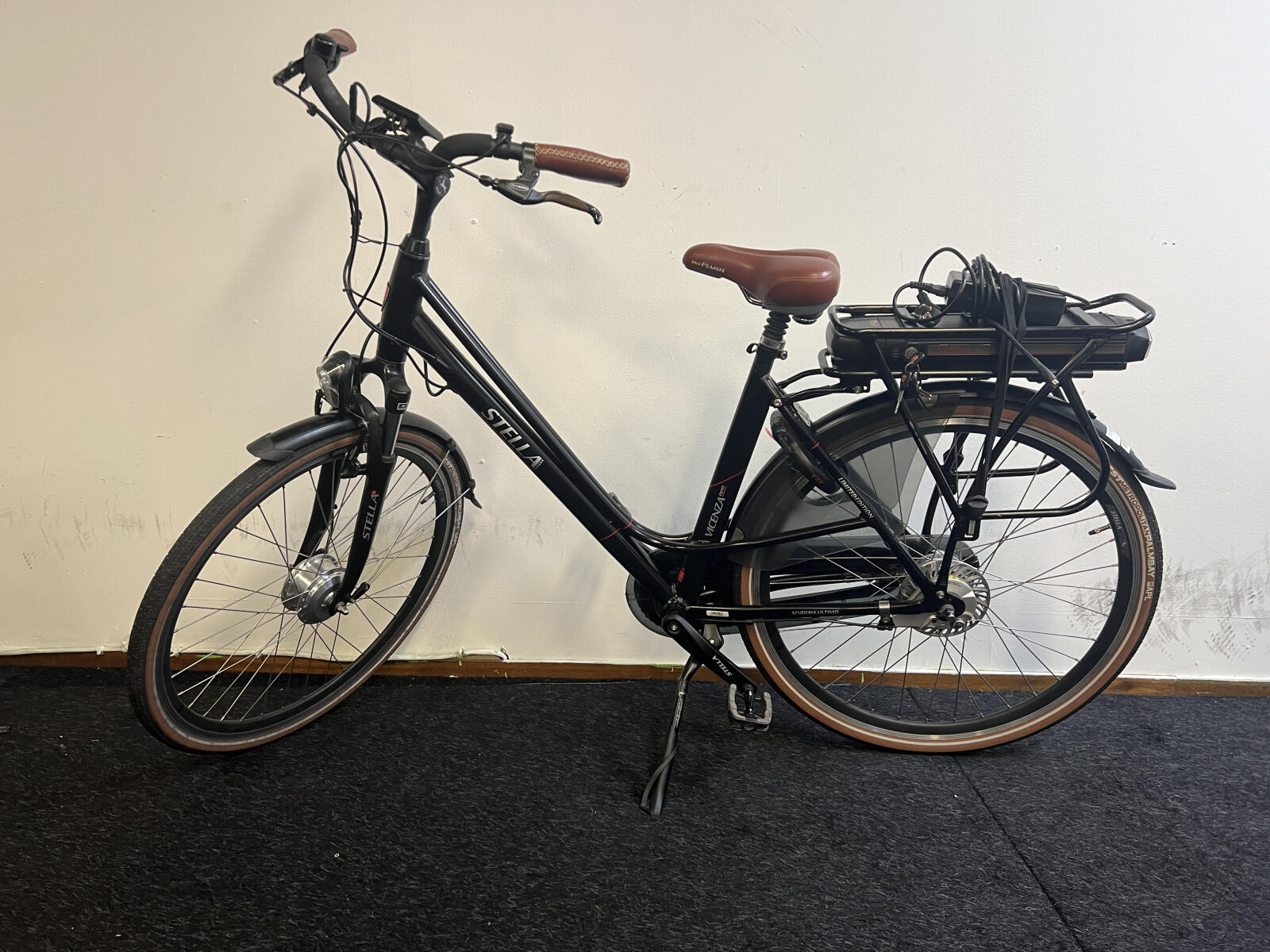 Black Stella Vincenza city e-bike (3)