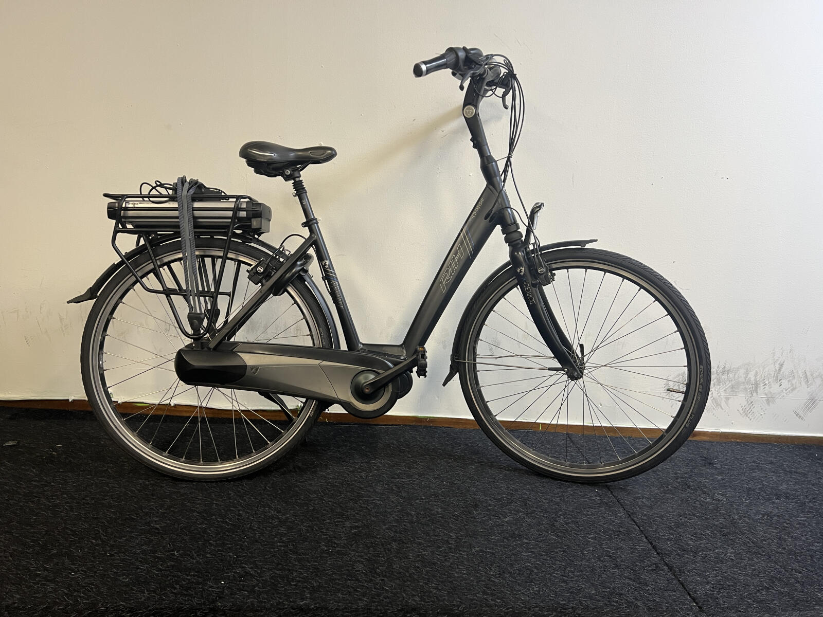Black RIH Omega city e-bike