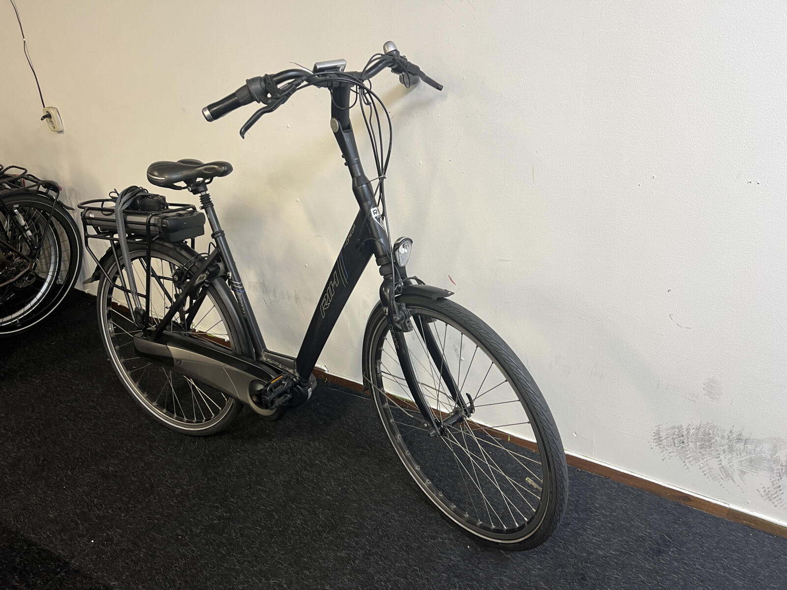 Black RIH Omega city e-bike (3)