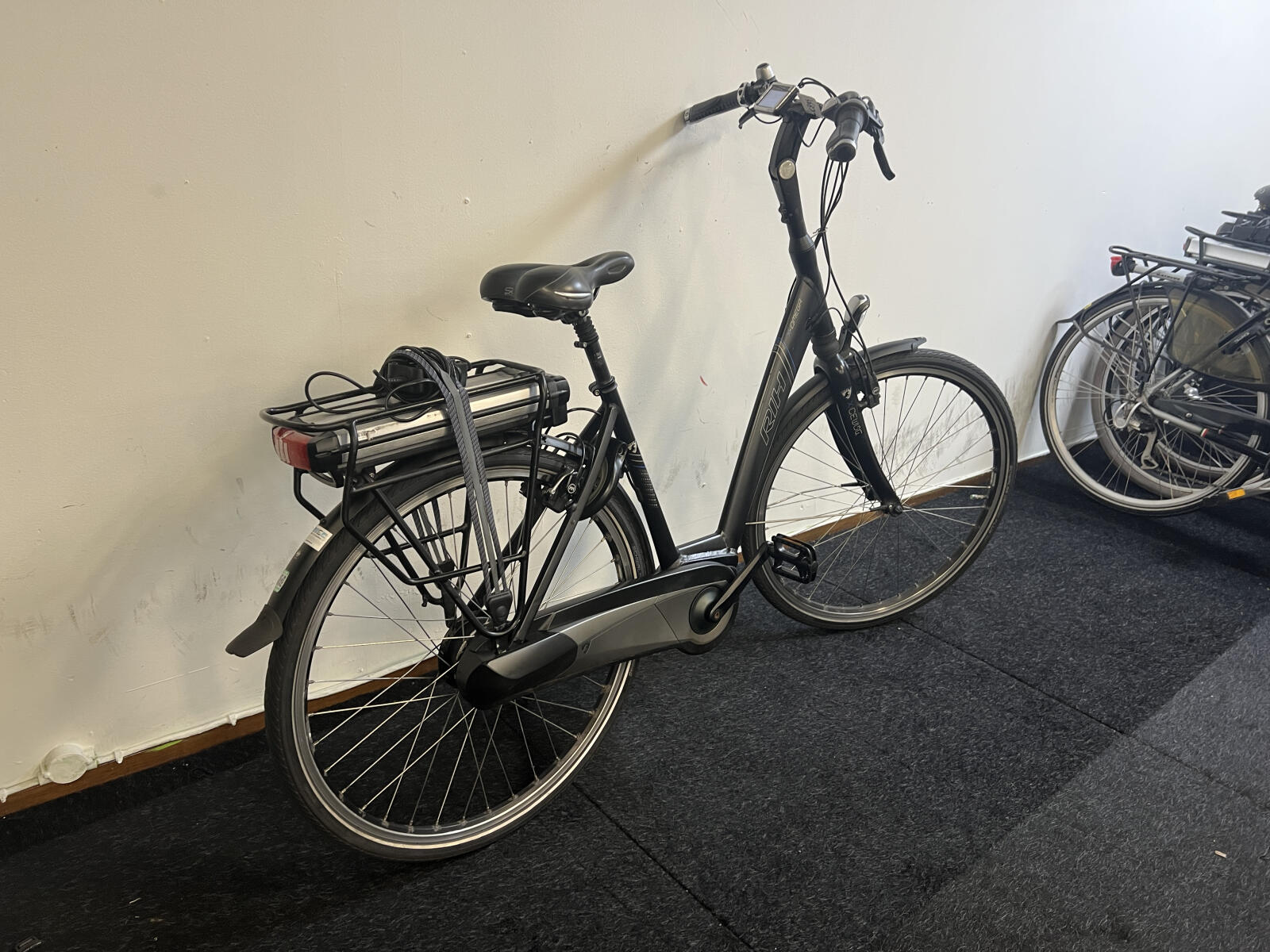 Black RIH Omega city e-bike (4)