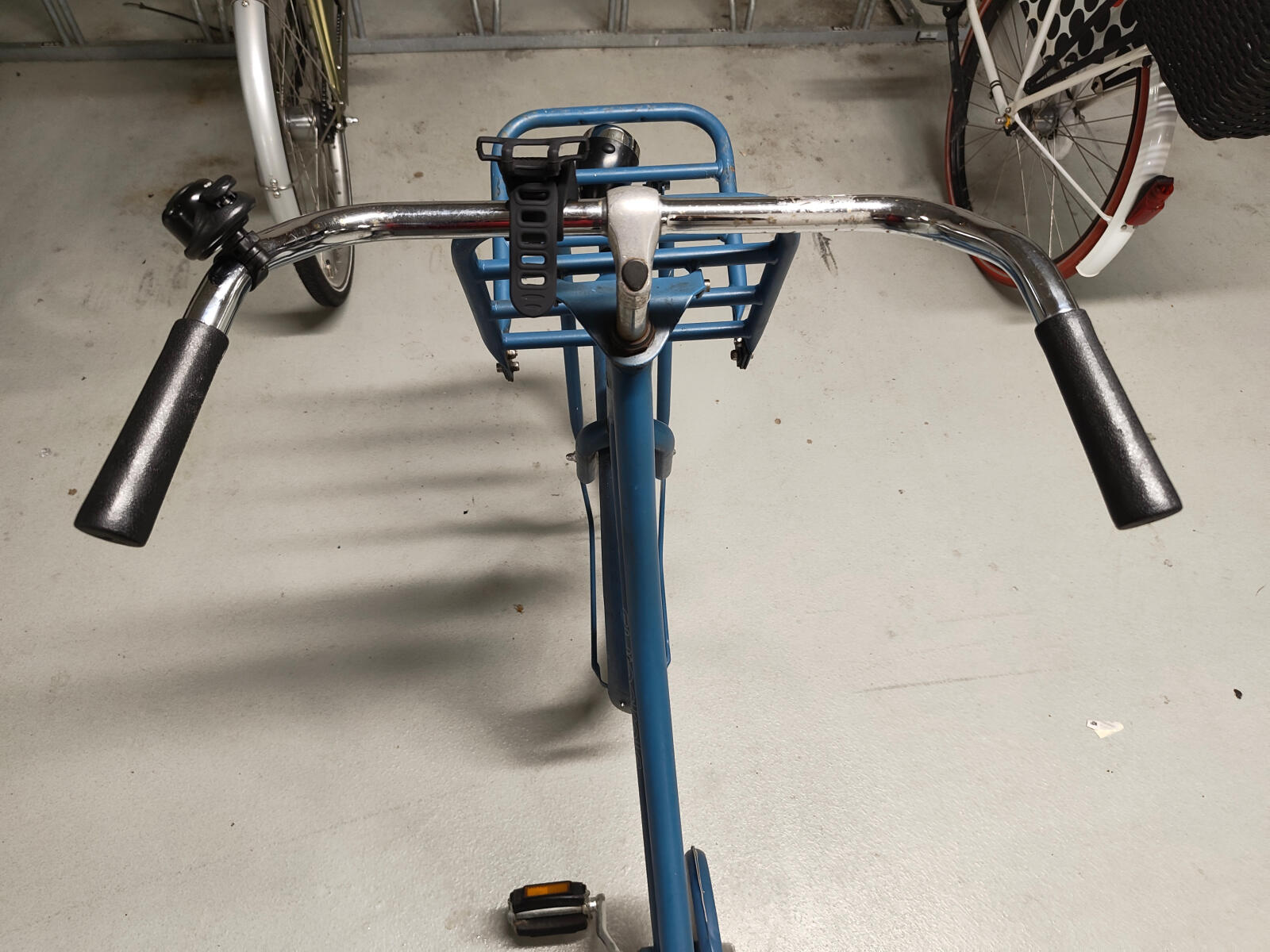 Classic dutch city bike, Comes with a chain lock, blue (4)