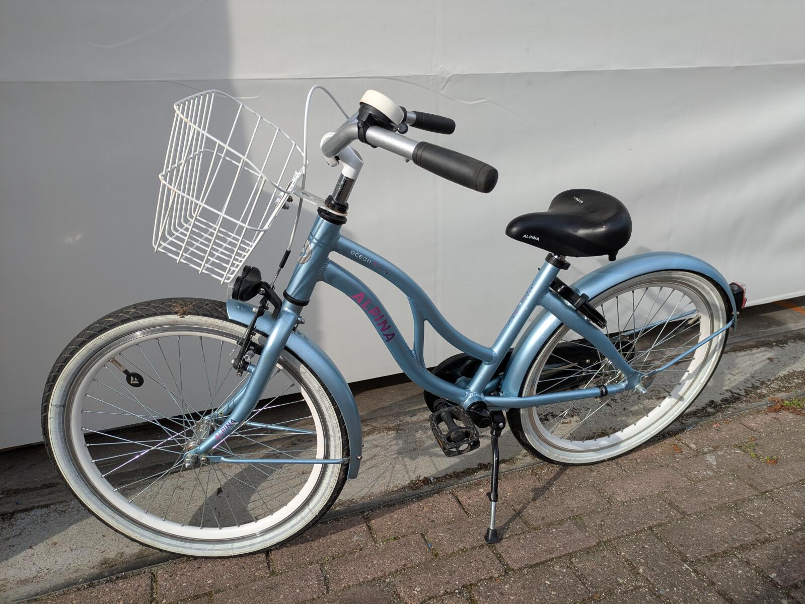 22 inch Alpina Ocean met 1 handrem, terugtraprem en een mandje. (4)