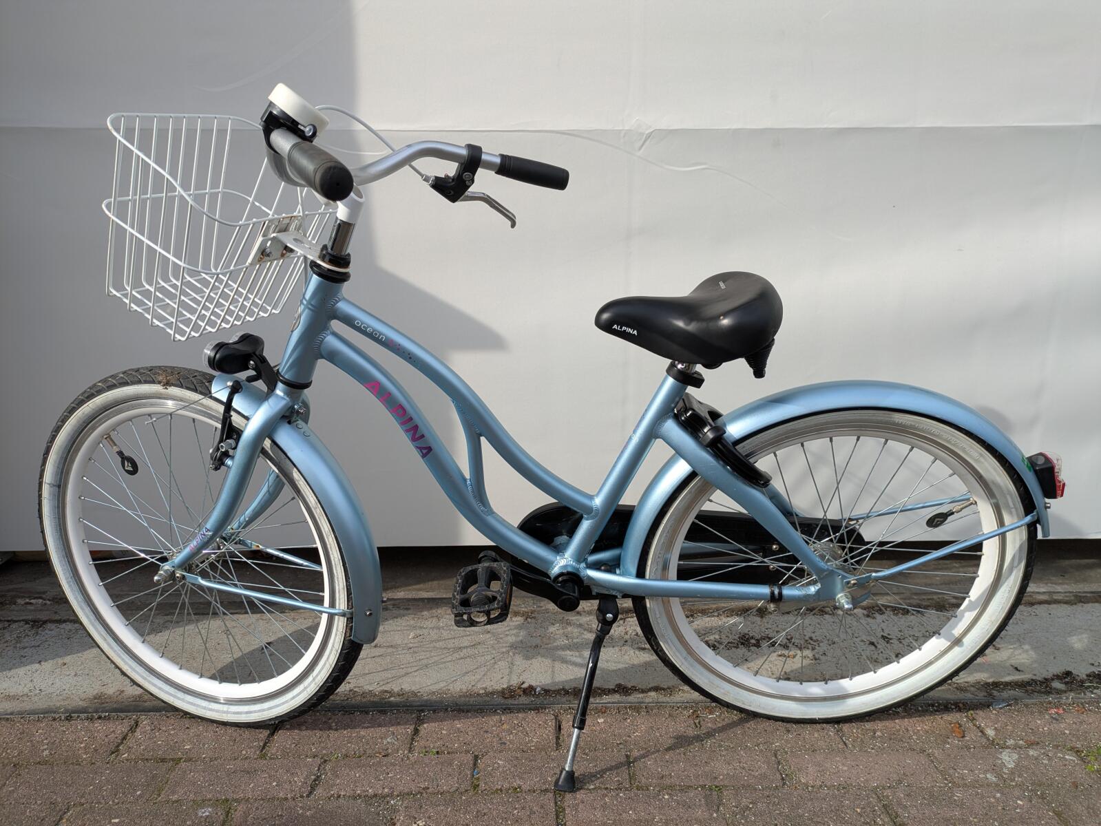 22 inch Alpina Ocean met 1 handrem, terugtraprem en een mandje. (3)
