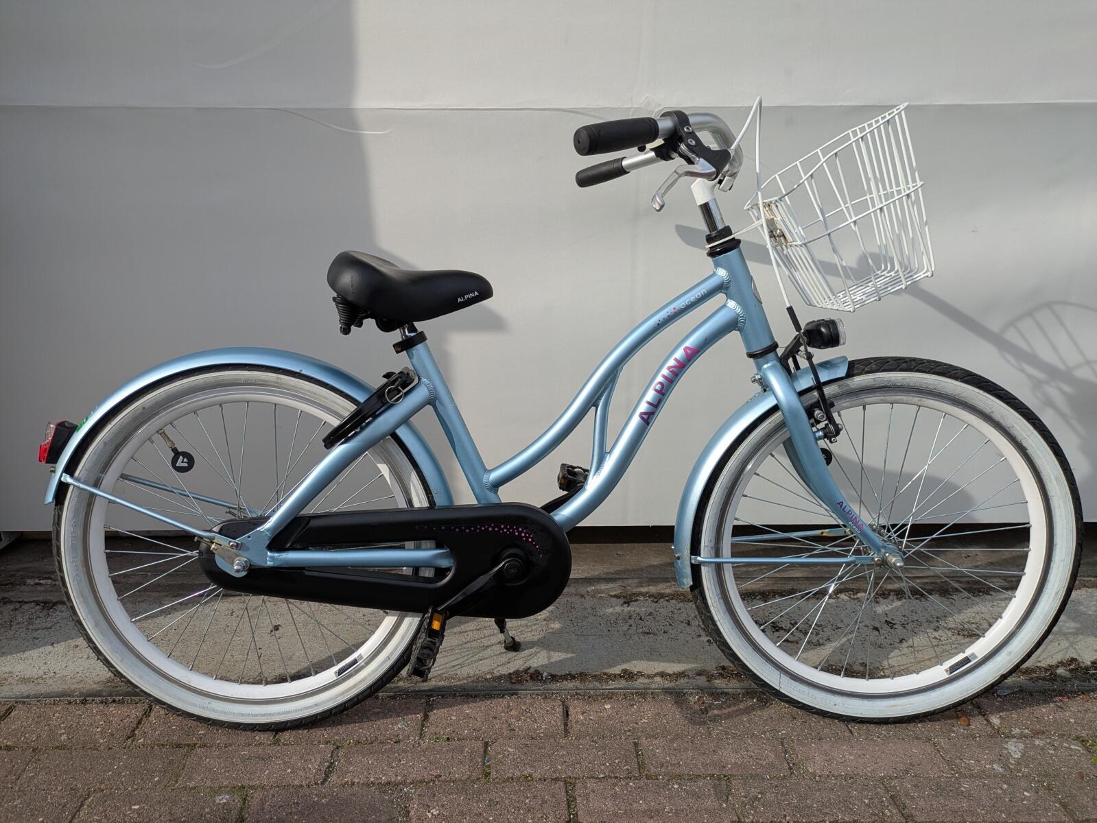 22 inch Alpina Ocean met 1 handrem, terugtraprem en een mandje.