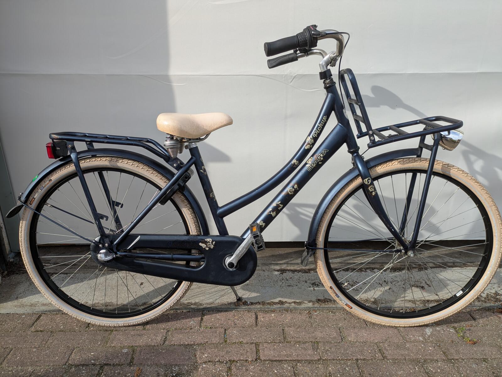 26 inch Sparta Pickup met 3 versnellingen, terugtraprem en een voordrager.
