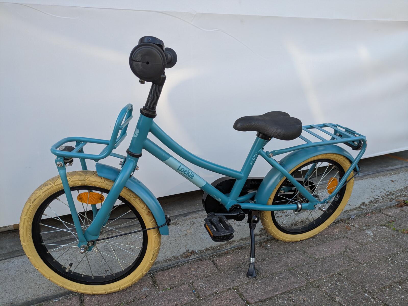 16 inch Loekie Packd met een terugtraprem en een voordrager. (3)
