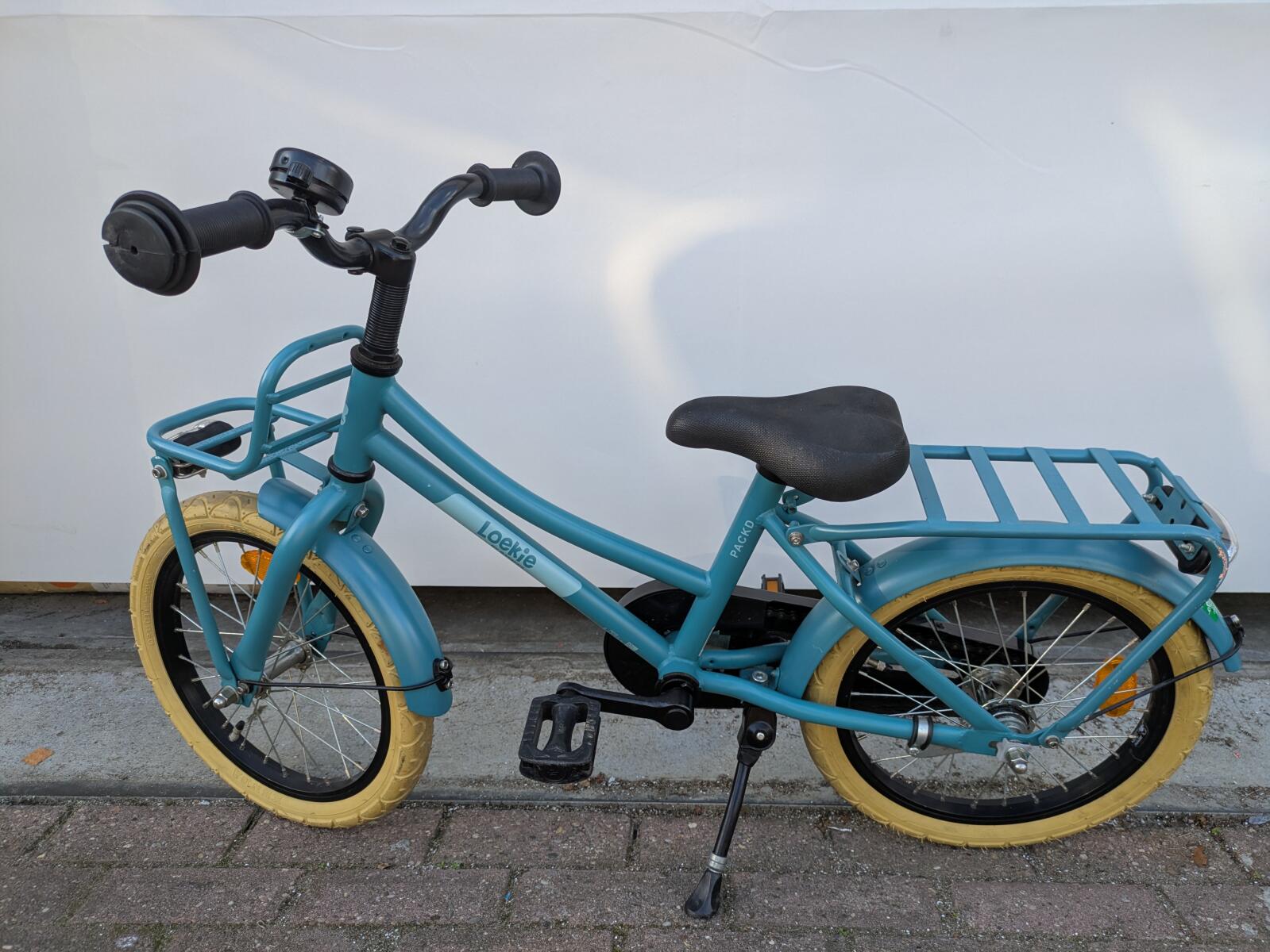 16 inch Loekie Packd met een terugtraprem en een voordrager. (4)