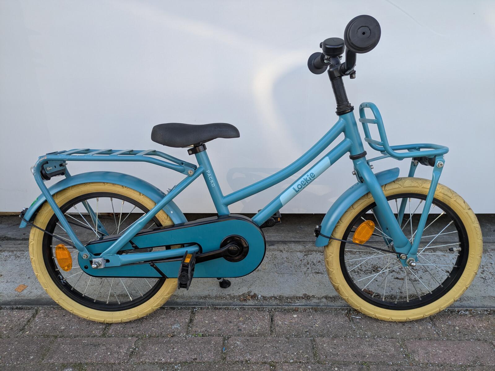 16 inch Loekie Packd met een terugtraprem en een voordrager.