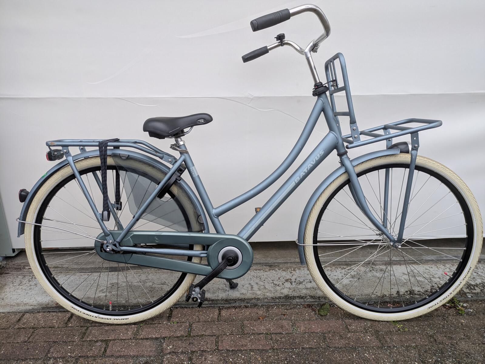 28 inch Batavus Packd met een voordrager.