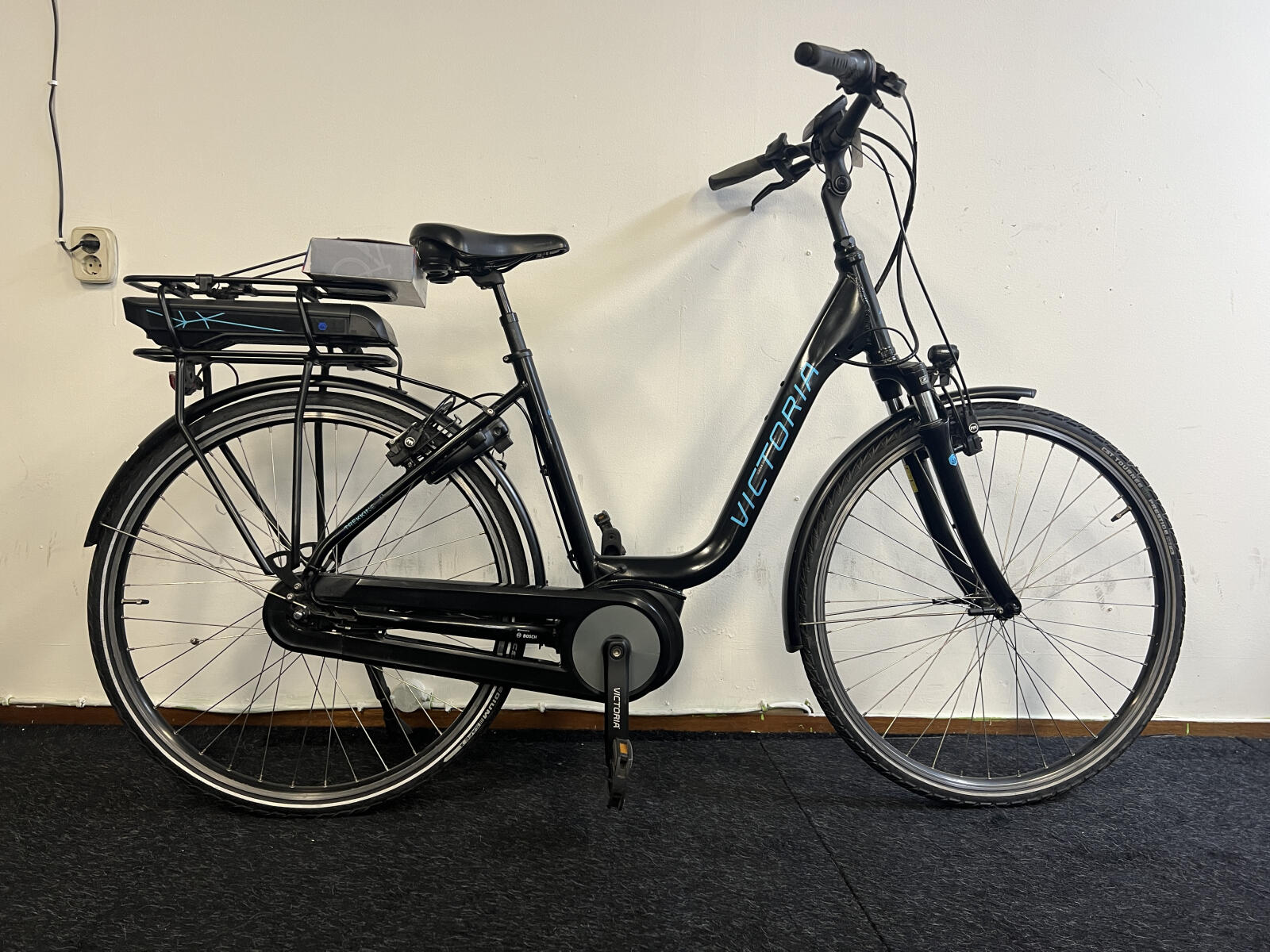 Black Victoria city e-bike
