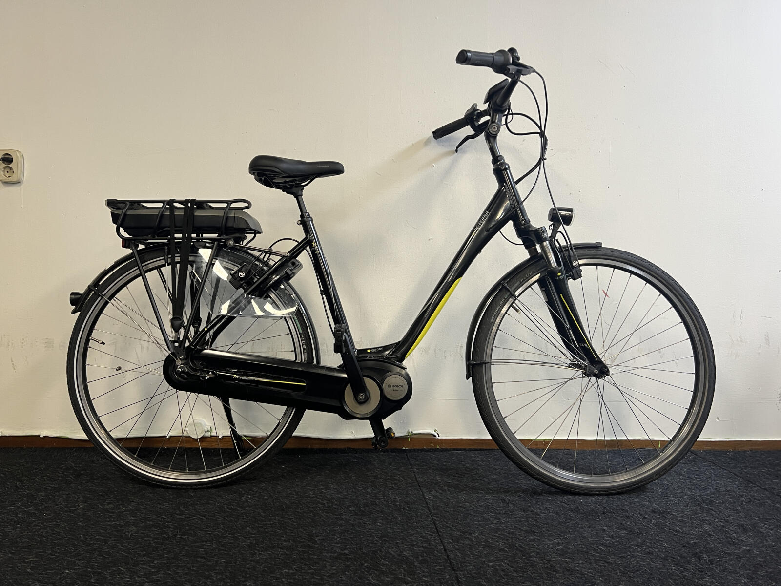 Black Victoria city e-bike
