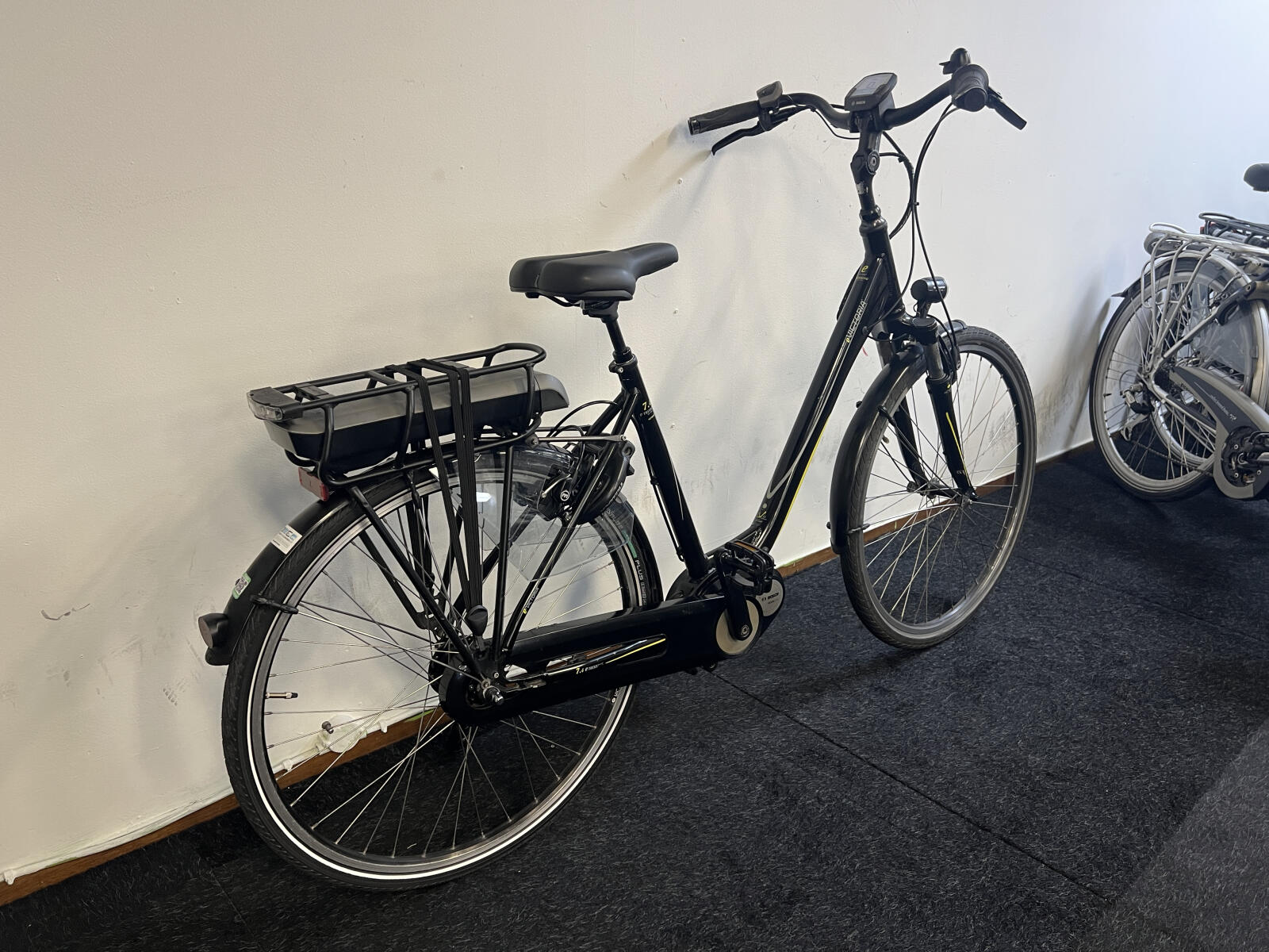 Black Victoria city e-bike (4)