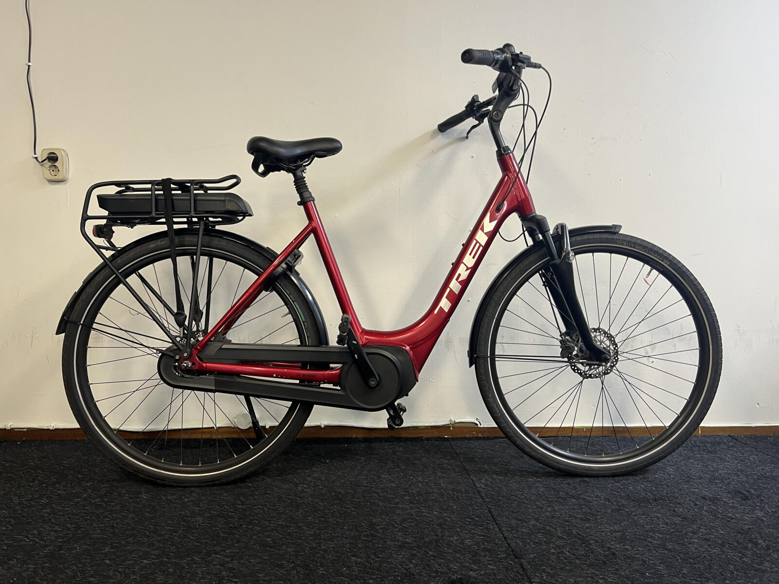 Red Trek District + 4 trekking e-bike