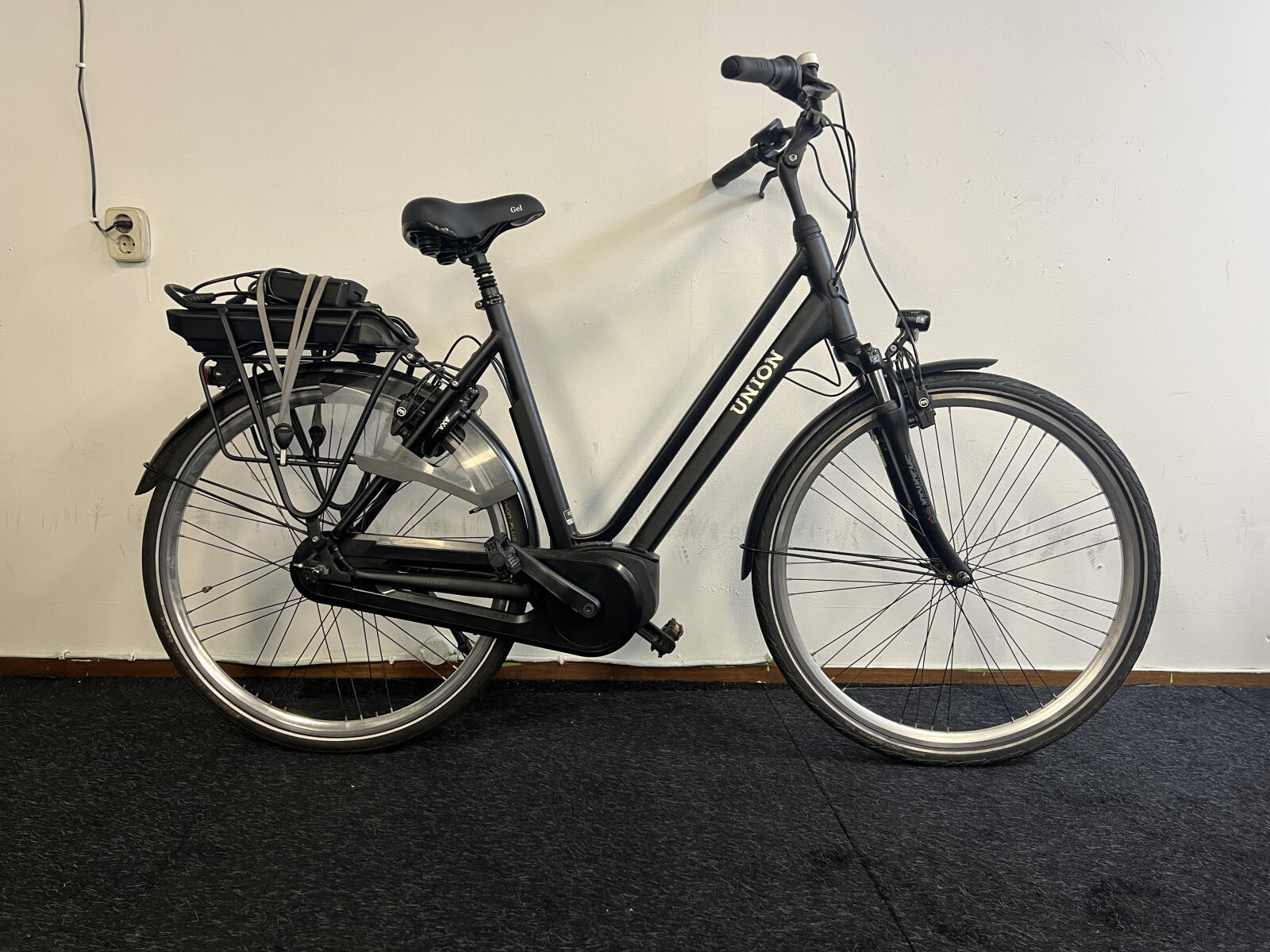 Black Union city e-bike