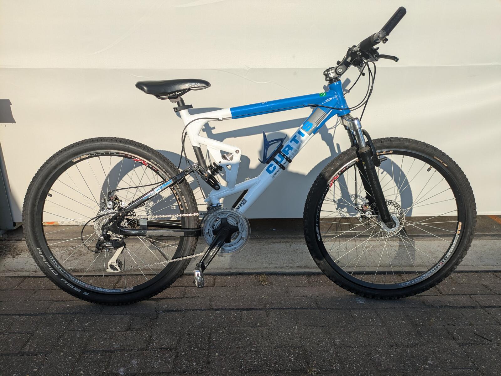 26 inch Curtis HQ met 24 versnellingen en schijfremmen.