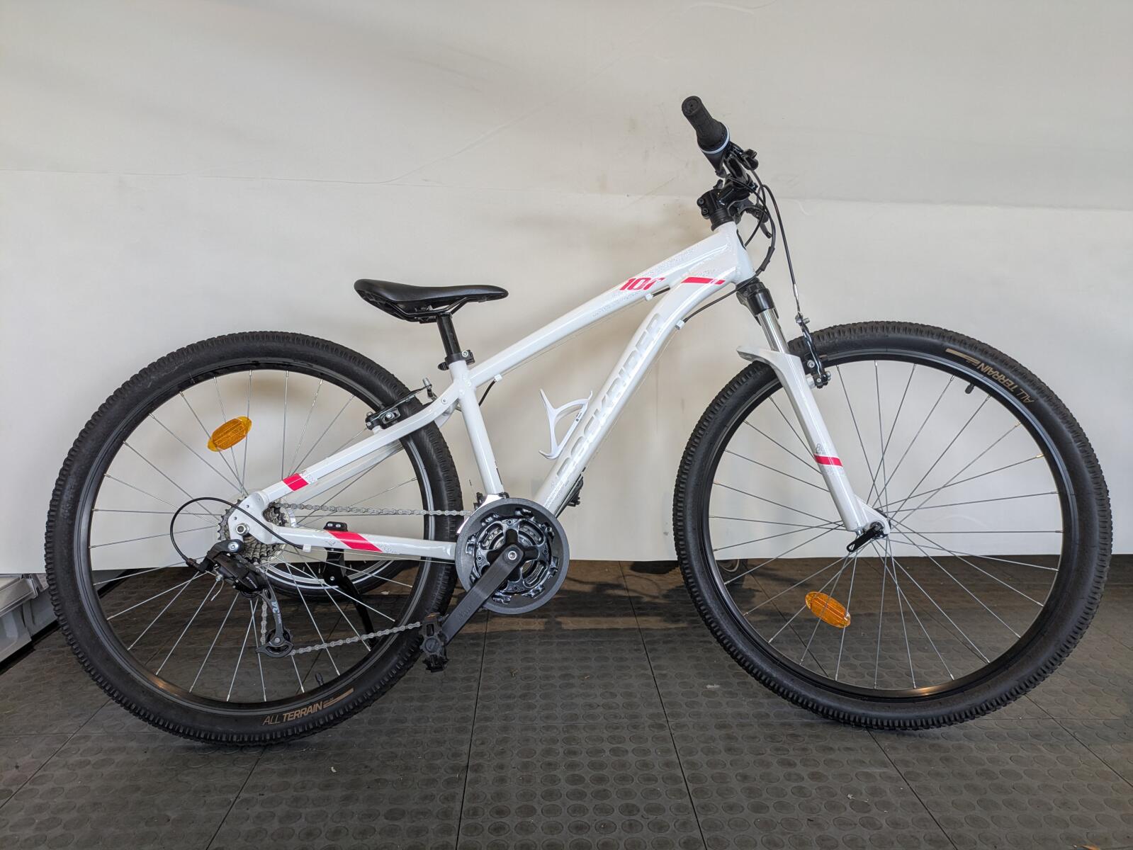 27,5 inch Rockrider ST100 met 21 versnellingen.
