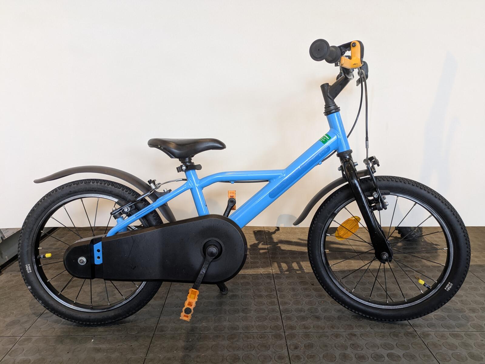 16 inch BTwin jongensfiets met handremmen.