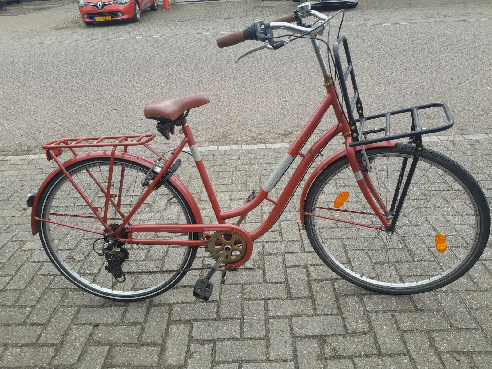 28 inch Hollandia Colorful met 6 versnellingen en een voordrager.