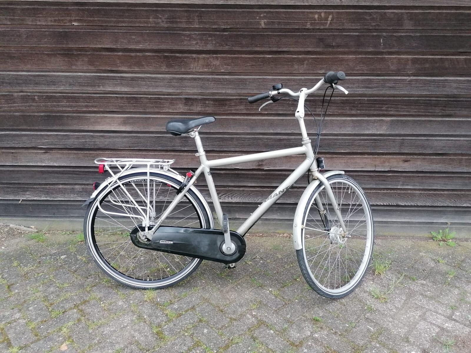 Grey/metal Giant city bike!