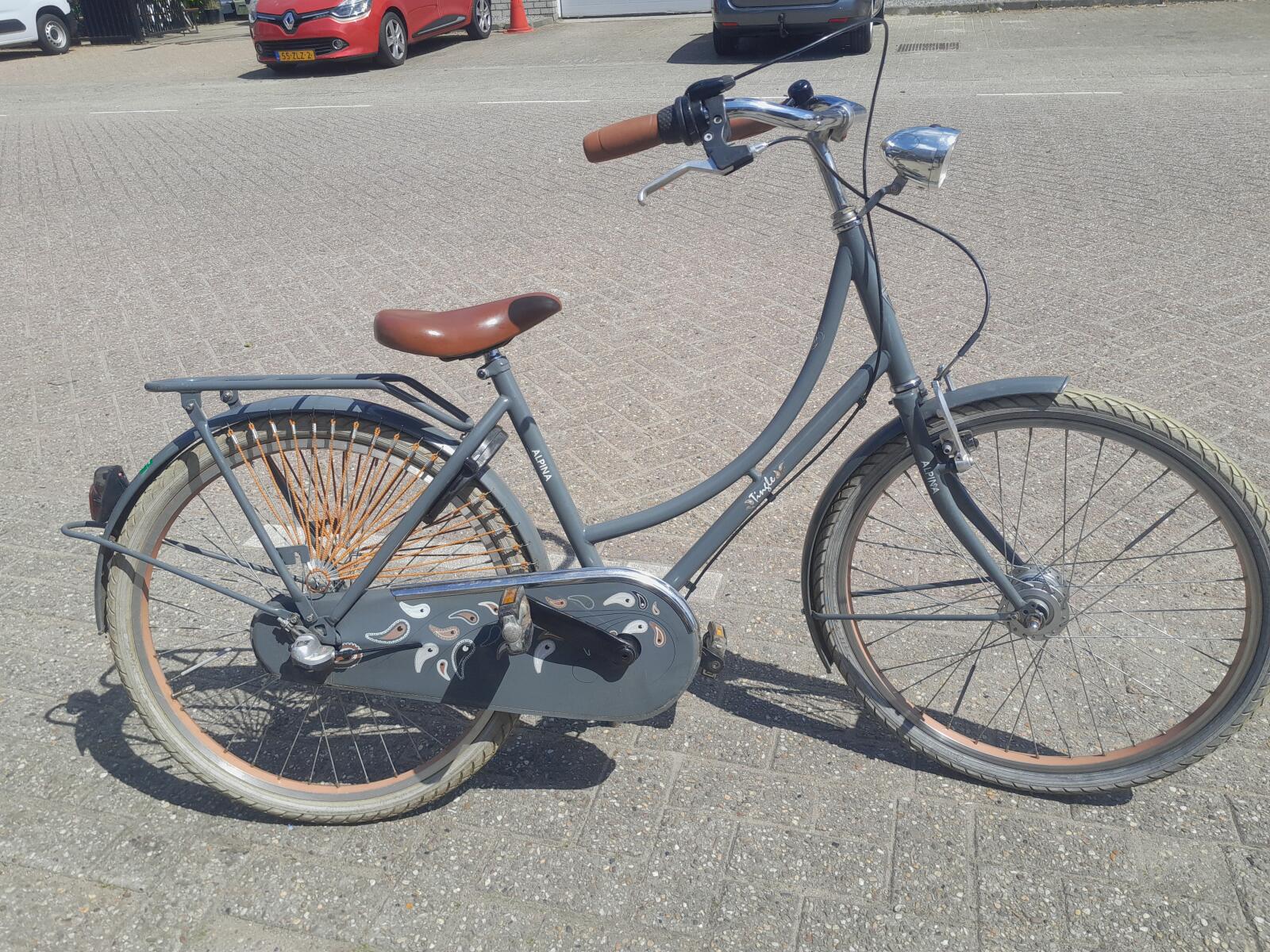 24 inch Alpina Tingle met 3 versnellingen en een terugtraprem.